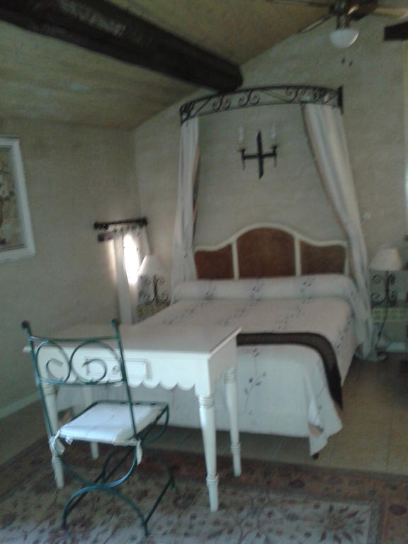 Bed and Breakfast Le Chateau Des Estubiers Sérignan-du-Comtat Zimmer foto
